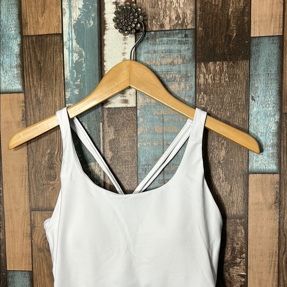 Women's medium Strapy sports bra White Tank Top - Picture 2 of 14